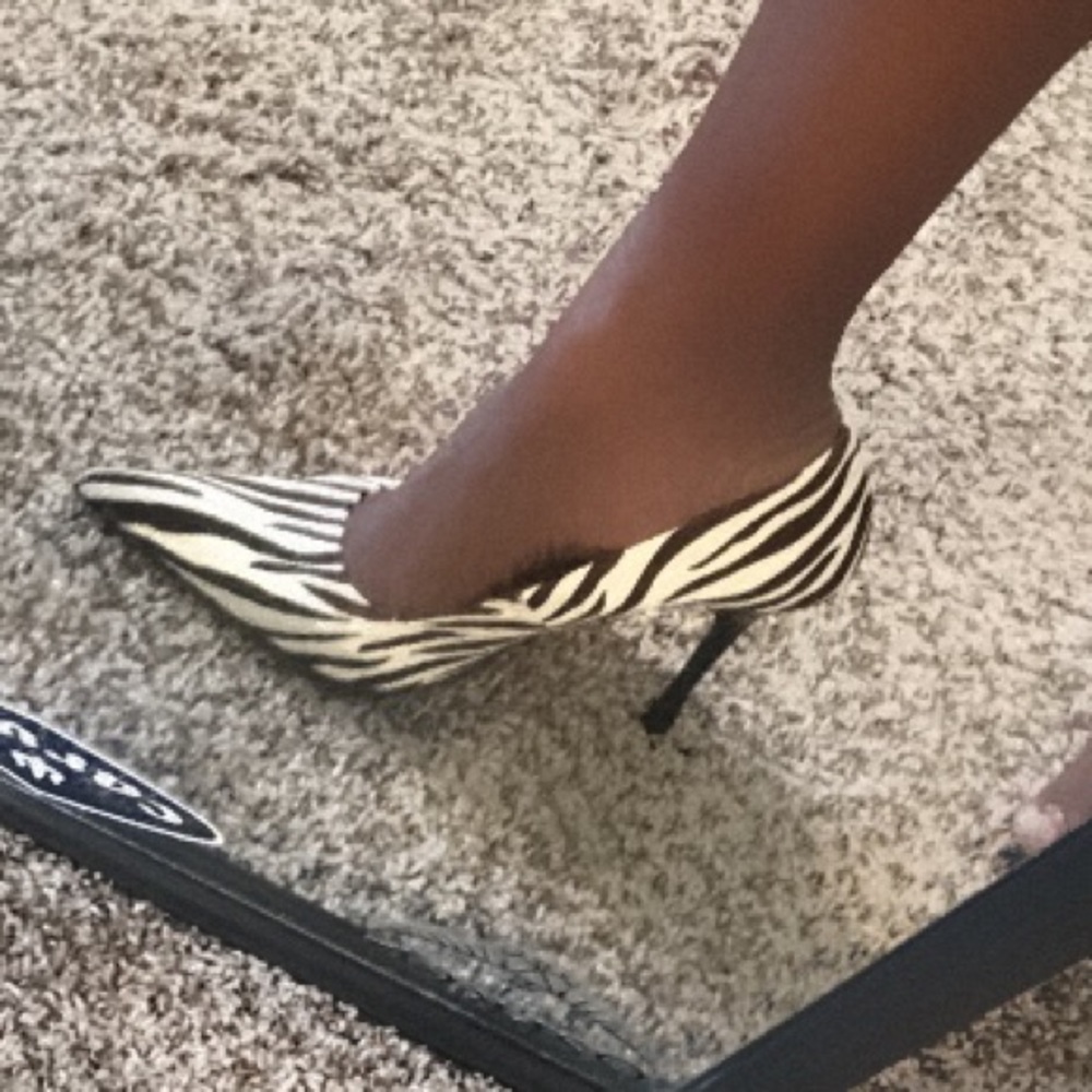 Zebra striped very pointy pumps ...